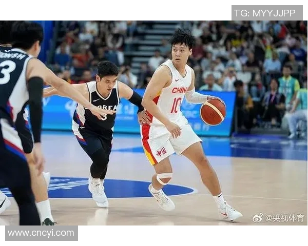 中国男篮蓝队迎战韩国队全力争胜展现实力与团队精神